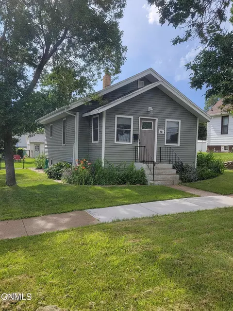 401 3 Ave NE, Mandan, ND 58554 photo 2