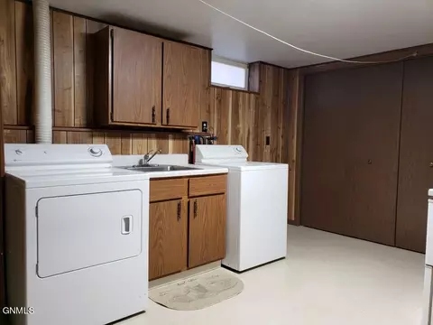 76 1st St NE, Killdeer, ND 58640 photo 21