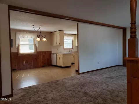 76 1st St NE, Killdeer, ND 58640 photo 9