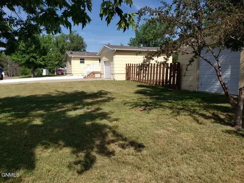 76 1st St NE, Killdeer, ND 58640 photo 2