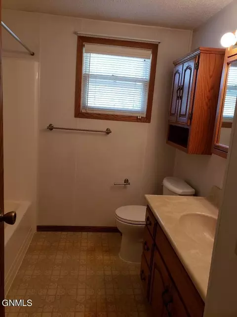 76 1st St NE, Killdeer, ND 58640 photo 16