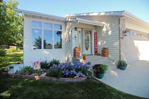 824 Interstate Ave W, Bismarck, ND 58503 photo 1