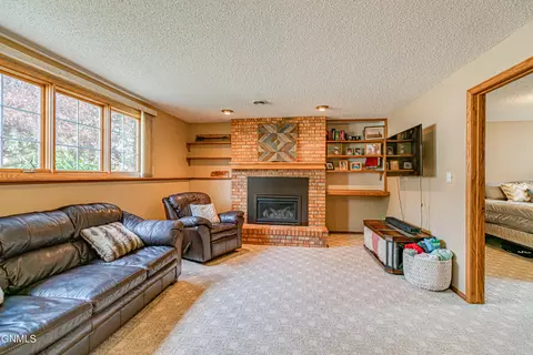 215 Edmonton Dr, Bismarck, ND 58503 photo 38