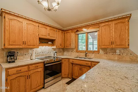 215 Edmonton Dr, Bismarck, ND 58503 photo 19