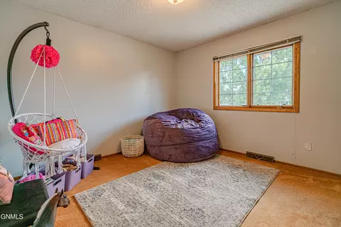 215 Edmonton Dr, Bismarck, ND 58503 photo 27