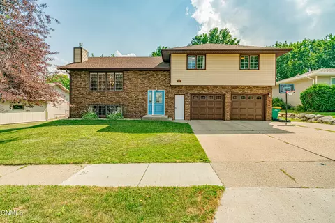 215 Edmonton Dr, Bismarck, ND 58503 photo 2