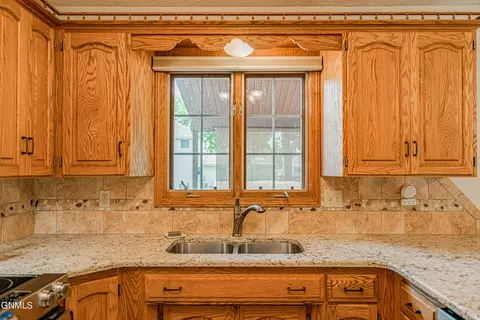215 Edmonton Dr, Bismarck, ND 58503 photo 20