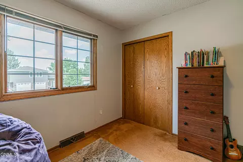 215 Edmonton Dr, Bismarck, ND 58503 photo 28