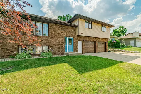 215 Edmonton Dr, Bismarck, ND 58503 photo 1