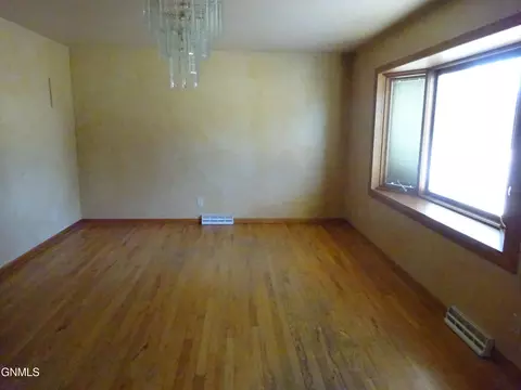 511 Gary Ave, Bismarck, ND 58501 photo 5