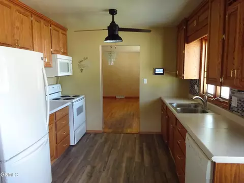 511 Gary Ave, Bismarck, ND 58501 photo 3
