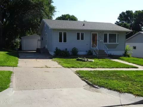 511 Gary Ave, Bismarck, ND 58501 photo 2