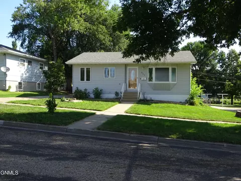 511 Gary Ave, Bismarck, ND 58501 photo 1