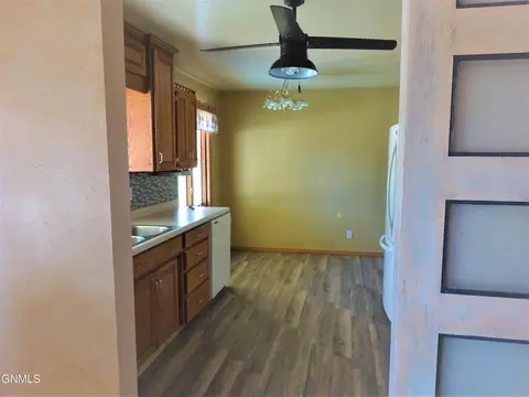 511 Gary Ave, Bismarck, ND 58501 photo 4