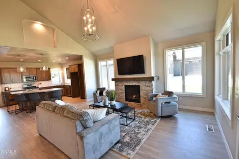 909 Cornerstone Ln, Bismarck, ND 58503 photo 4