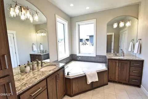 909 Cornerstone Ln, Bismarck, ND 58503 photo 16