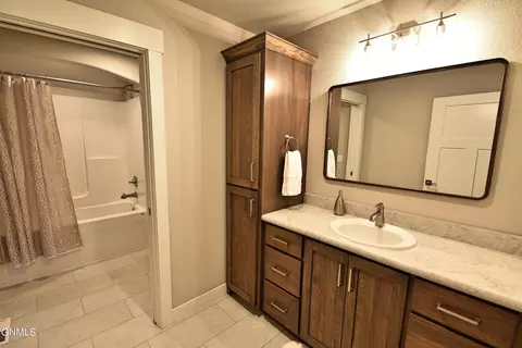 909 Cornerstone Ln, Bismarck, ND 58503 photo 27