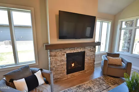 909 Cornerstone Ln, Bismarck, ND 58503 photo 6