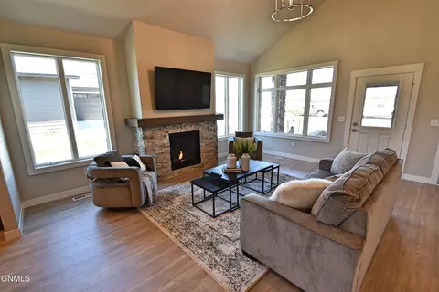 909 Cornerstone Ln, Bismarck, ND 58503 photo 5