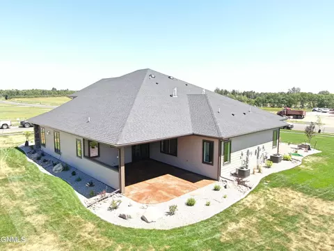 909 Cornerstone Ln, Bismarck, ND 58503 photo 2