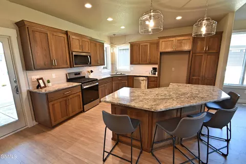 909 Cornerstone Ln, Bismarck, ND 58503 photo 9