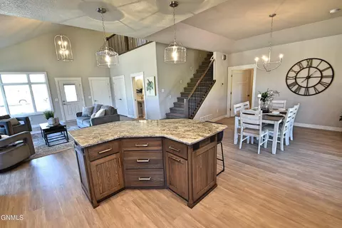 909 Cornerstone Ln, Bismarck, ND 58503 photo 11