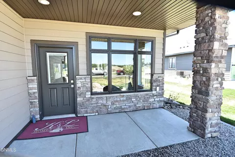909 Cornerstone Ln, Bismarck, ND 58503 photo 3