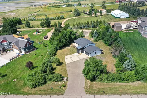 13409 Kingsview Ln, Williston, ND 58801 photo 2