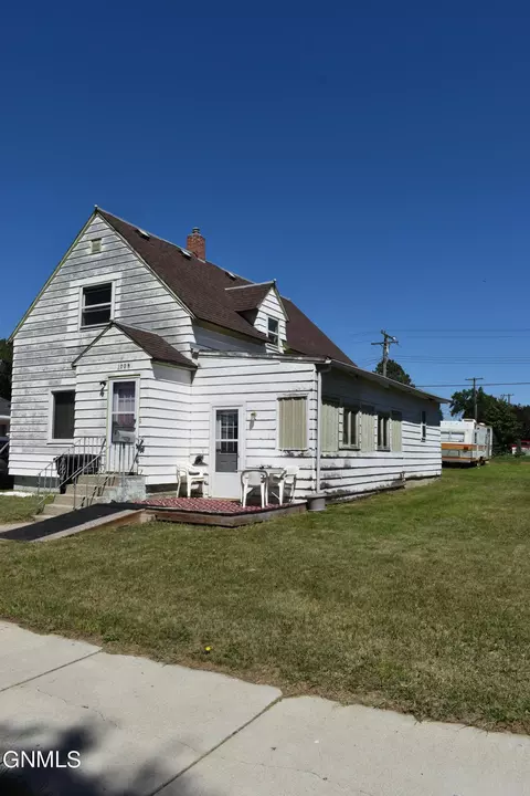 1008 4th St W, Williston, ND 58801 photo 2