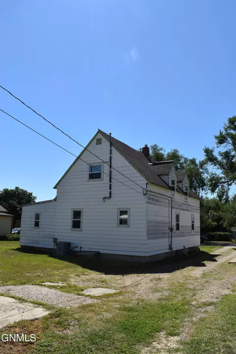 1008 4th St W, Williston, ND 58801 photo 4