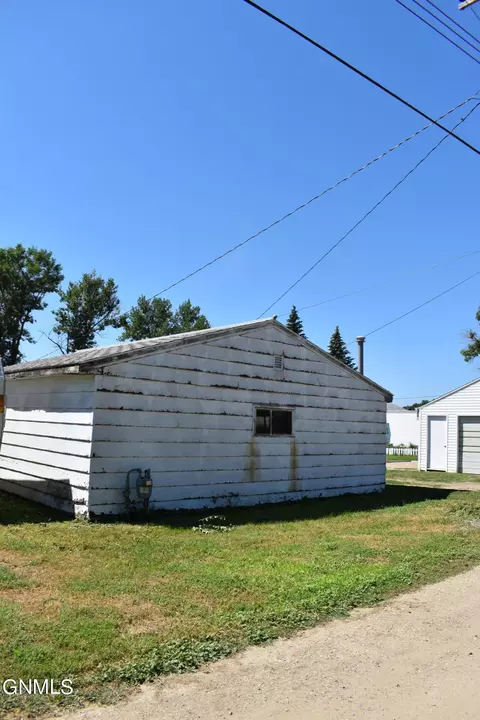 1008 4th St W, Williston, ND 58801 photo 6