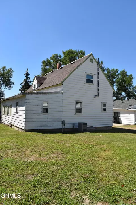 1008 4th St W, Williston, ND 58801 photo 3