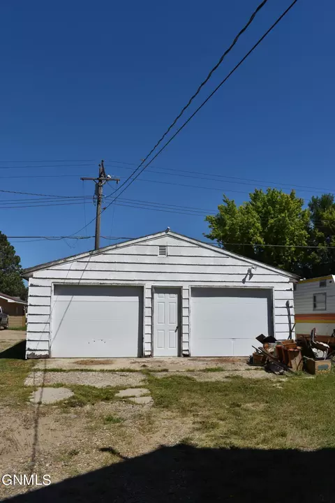 1008 4th St W, Williston, ND 58801 photo 5