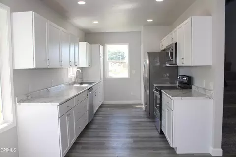 905 4th St SW, Mandan, ND 58554 photo 2