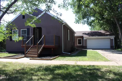 905 4th St SW, Mandan, ND 58554 photo 1