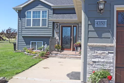 4350 Preston Loop, Bismarck, ND 58504 photo 2