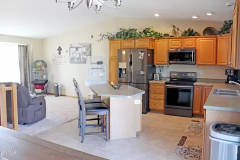 4350 Preston Loop, Bismarck, ND 58504 photo 4