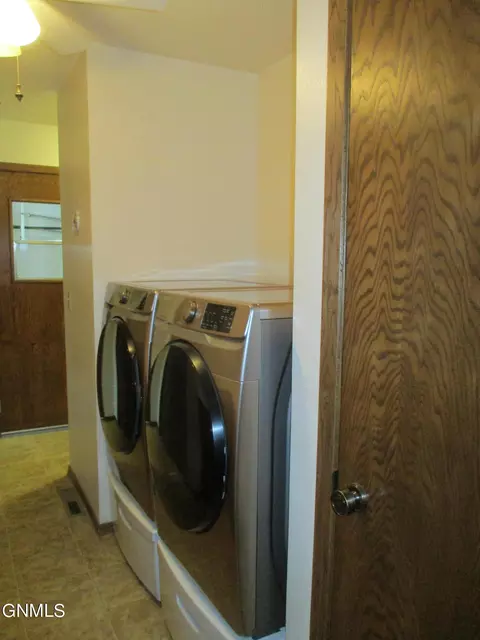 317 Eggert St, Turtle Lake, ND 58575 photo 10