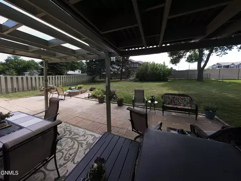 147 Brandon Dr, Bismarck, ND 58503 photo 3
