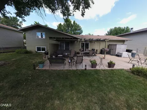 147 Brandon Dr, Bismarck, ND 58503 photo 2