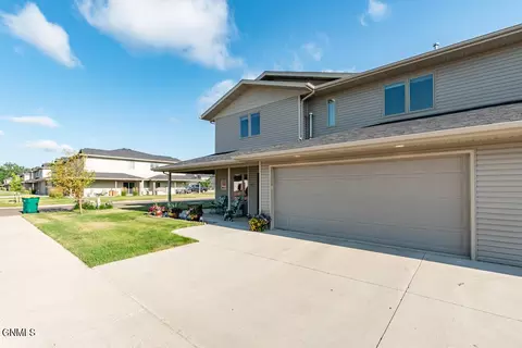 715 Compass Loop, Bismarck, ND 58504 photo 1