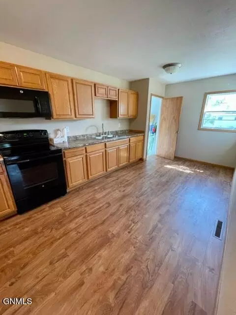 702 7th Ave W, Williston, ND 58801 photo 16