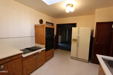 62 5th Ave E, Dickinson, ND 58601 photo 7
