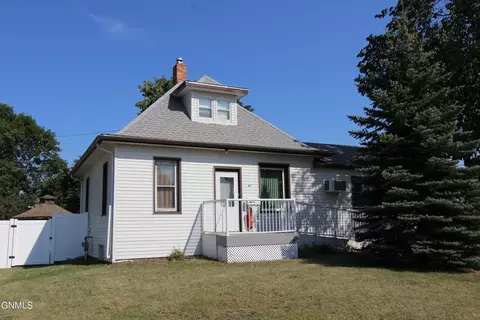62 5th Ave E, Dickinson, ND 58601 photo 2