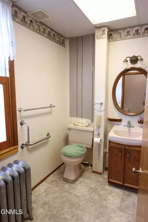 62 5th Ave E, Dickinson, ND 58601 photo 5