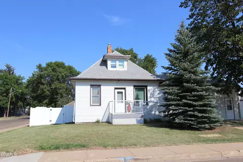 62 5th Ave E, Dickinson, ND 58601 photo 1