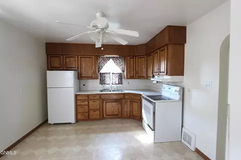 145 A Ave E, Dickinson, ND 58601 photo 4
