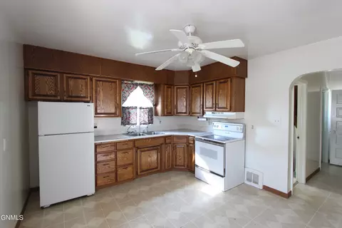 145 A Ave E, Dickinson, ND 58601 photo 5