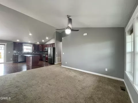 13662 Mulberry Loop NW, Williston, ND 58801 photo 2