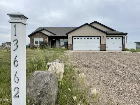 13662 Mulberry Loop NW, Williston, ND 58801 photo 1